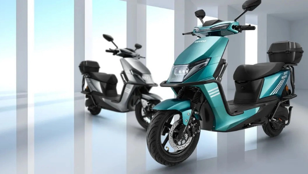 Revoo Vs Metro Scooty